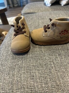 Source Unknown Tan Kids Lace-Up Dino Boots with Brown Laces